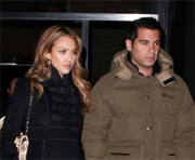 Jessica Alba gives birth to a healthy baby girl
