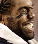 Randy Moss stays with the Patriots for three more years